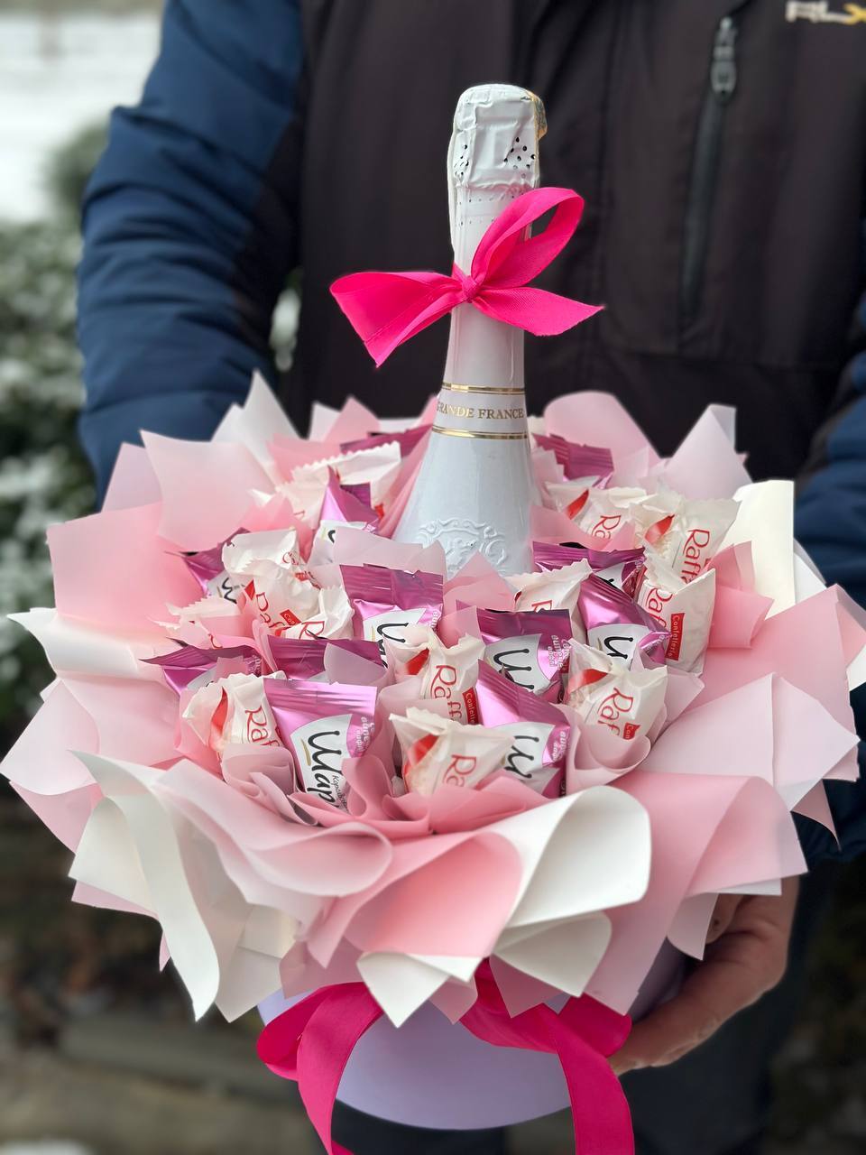 Gift box size M (chocolates and festive drink)
