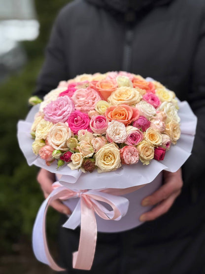 Flowers in a hat box, size M (white, pink)