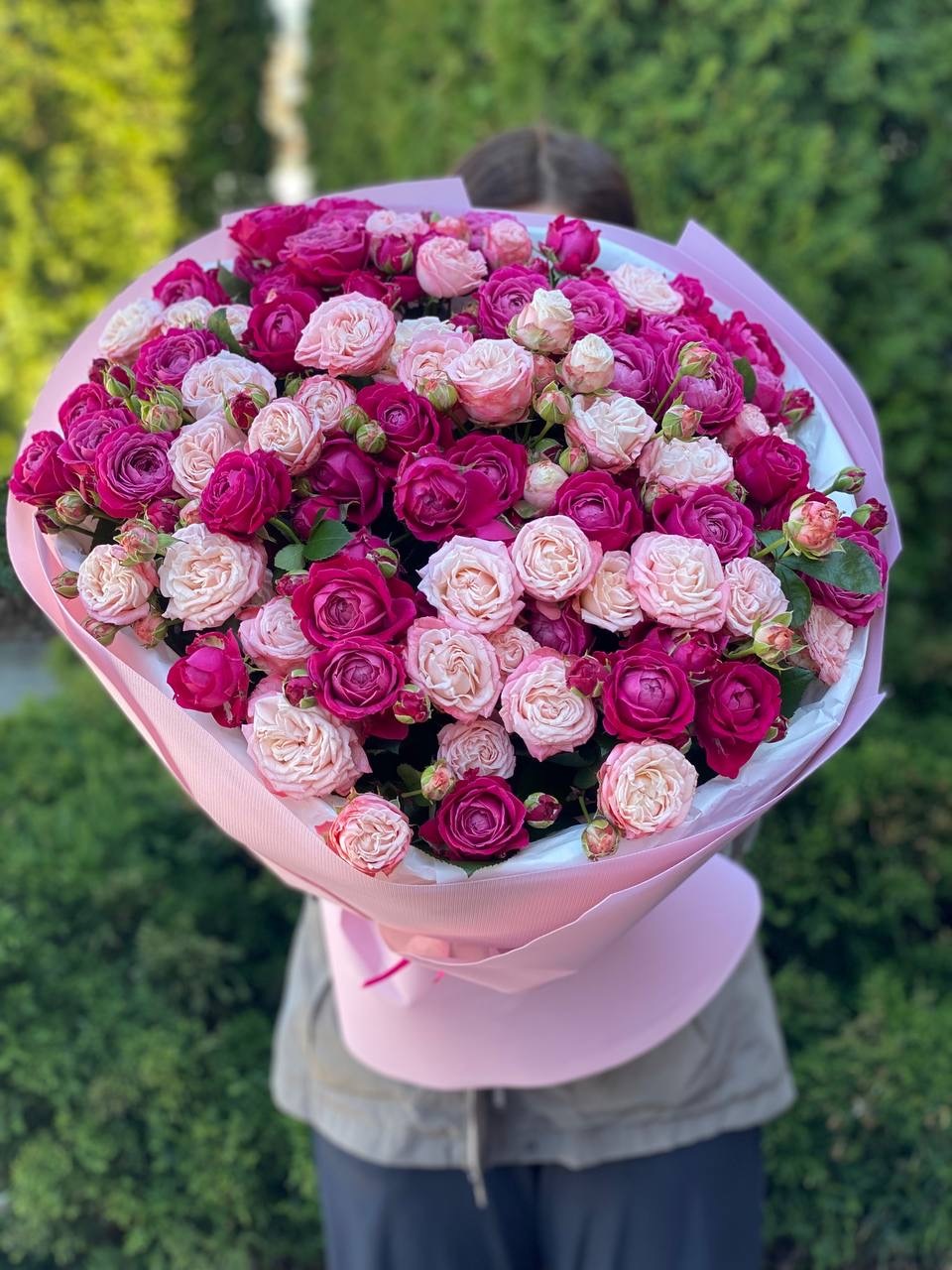 51 peony-shaped roses of the Bombastic and Majestic varieties