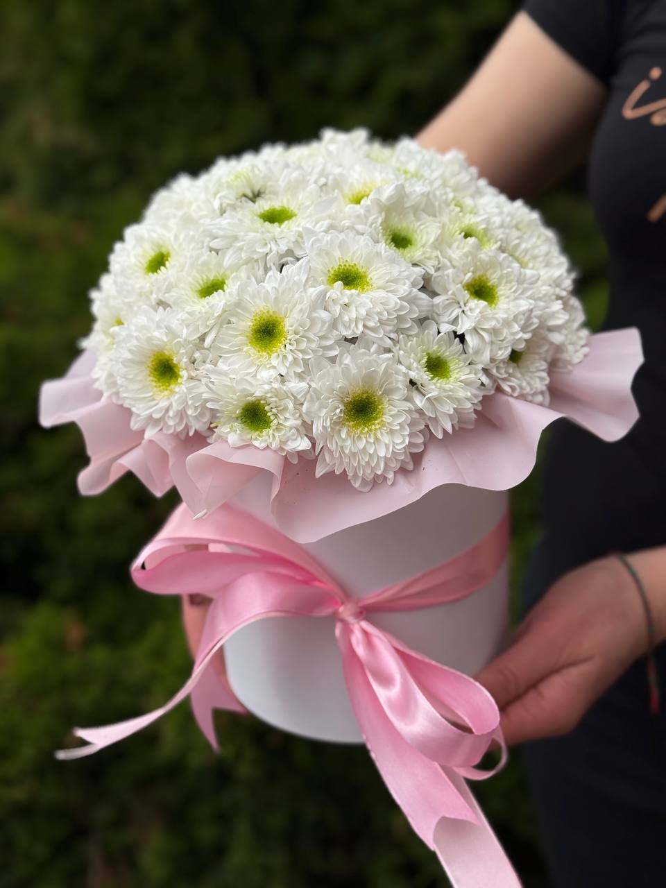 For MOTHER'S DAY in a hat box, size S (white chrysanthemums)
