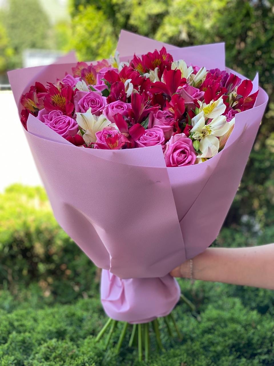 Bouquet of 39 stems Aqua variety and Alstroemeria