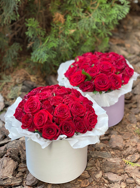 Flowers in a hat box, size M, color Red