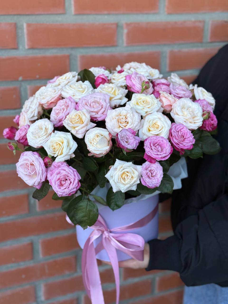 Hat Box size XL 51 Roses (Variety Bombastic, Lady Bombastic)
