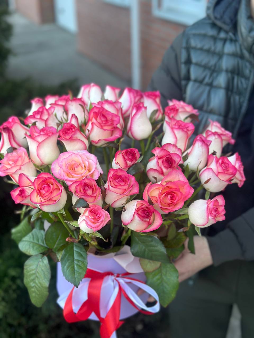 Hat Box size XL 39 Roses (Variety Jumilia)
