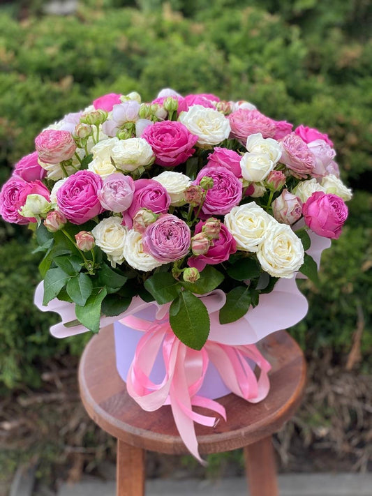 Hat Box size XL 51 Roses (Variety Miss Bombastic, Lavender Lace and Lavender)
