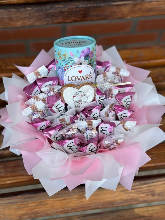 NEW Chocolates in a hat box with LOVARE tea, size M

