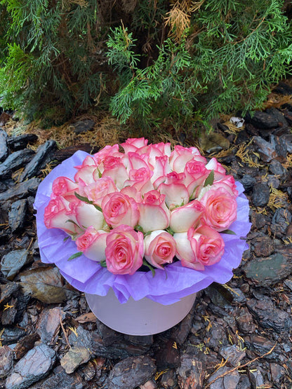 Flowers in a hat box, size M, variety Jumilia