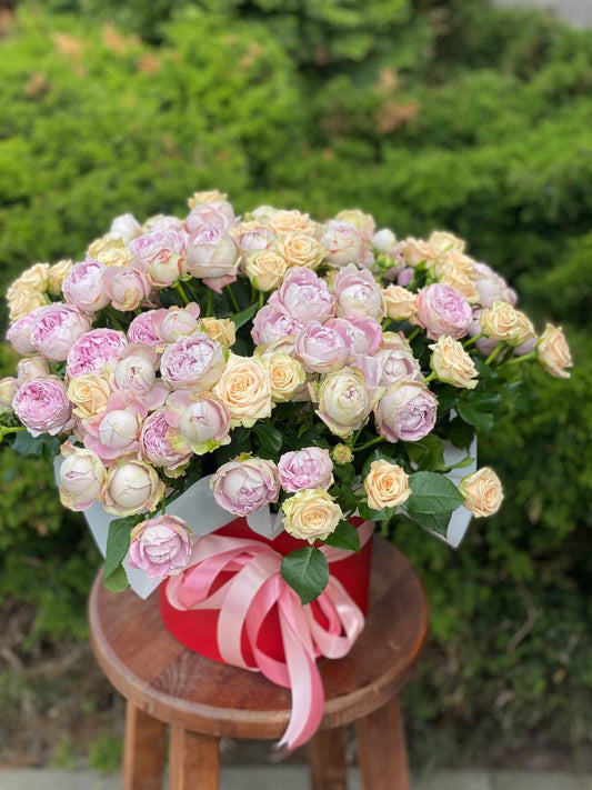 Hat Box size XL 51 Roses (Variety Tania and Lavender)
