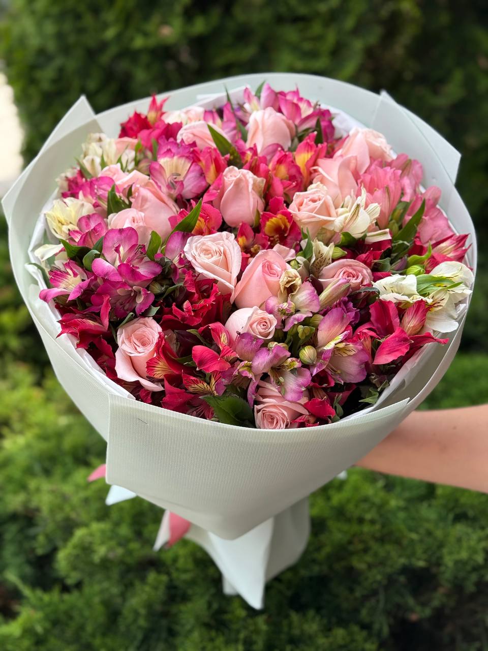 Bouquet of 39 stems Prince of Persia variety and Alstroemeria