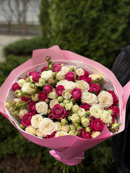 51 peony-shaped roses of the Miss Bombastic and Majestic varieties
