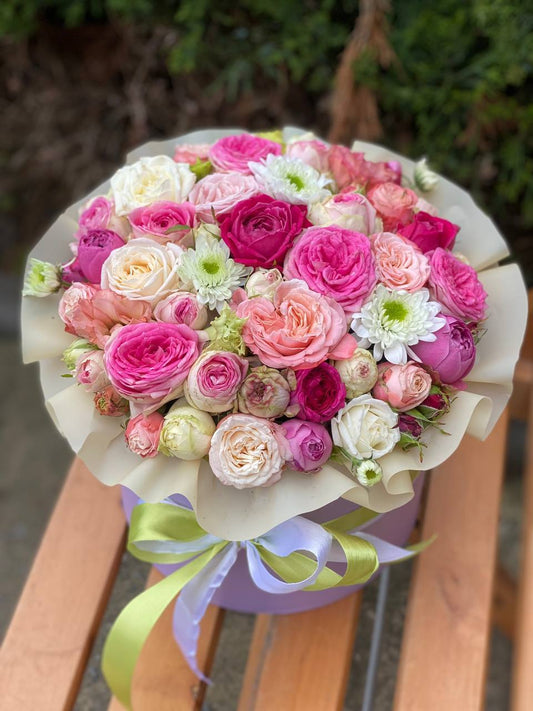 Flowers in a hat box, size M (white, pink)
