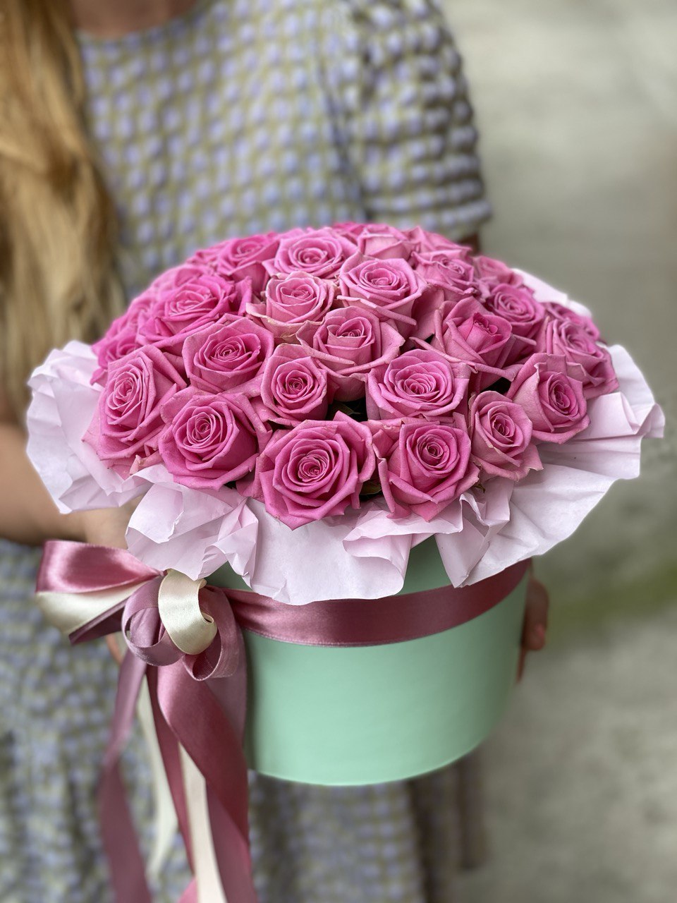Flowers in a hat box, size M, variety Aqua