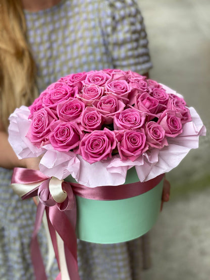 Flowers in a hat box, size M, variety Aqua